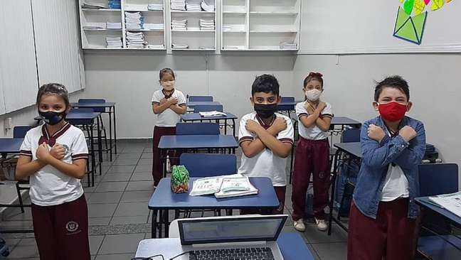 Volta às aulas em Manaus tem máscaras, barreira acrílica e rodízio de alunos