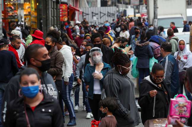 Pessoas com máscaras de proteção facial caminham em rua de comércio popular em São Paulo
15/07/2020
REUTERS/Amanda Perobelli