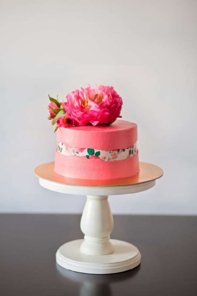 42. A flor Peônia de açúcar decora o topo do bolo. Fonte: Pinterest