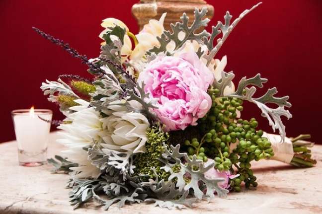 38. Arranjo de mesa sofisticado feito com flores de Peônia. Fonte: Pinterest