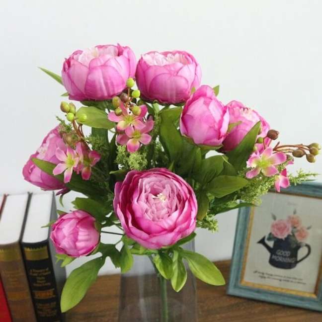48. As flores de Peônia artificiais decoram espaços com pouco luminosidade natural. Fonte: Pinterest