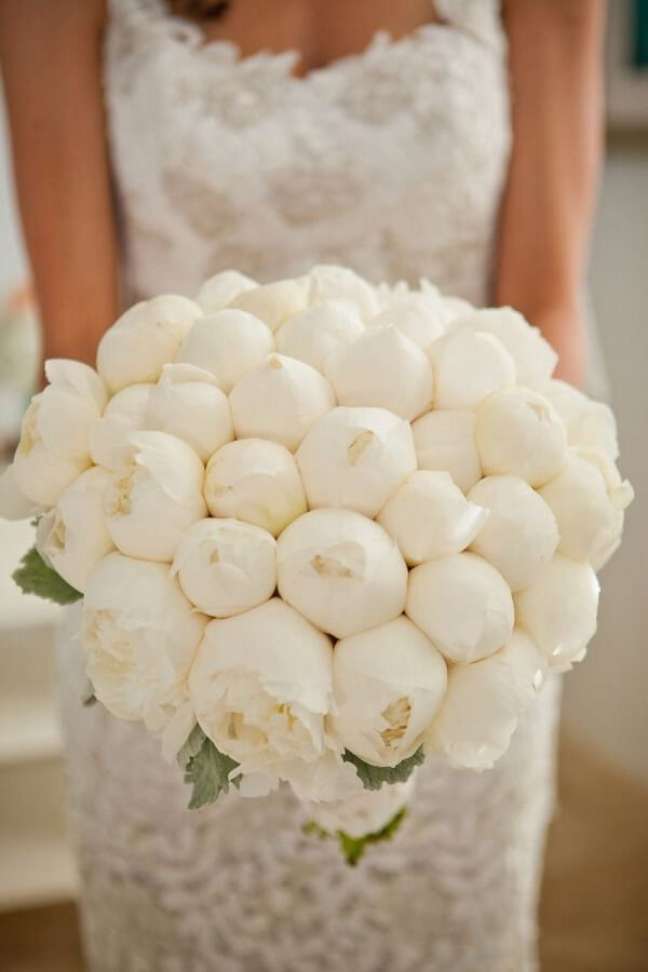 34. Buquê maravilhoso formado com flores de Peônia branca. Fonte: Pinterest
