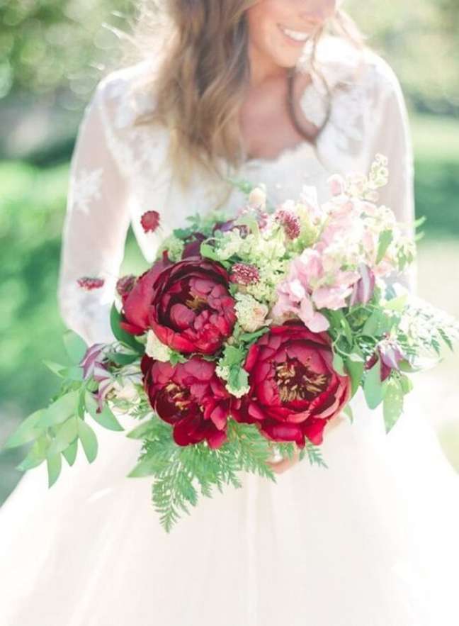 37. Forme um lindo buquê com flores de Peônia vermelha. Fonte: Pinterest