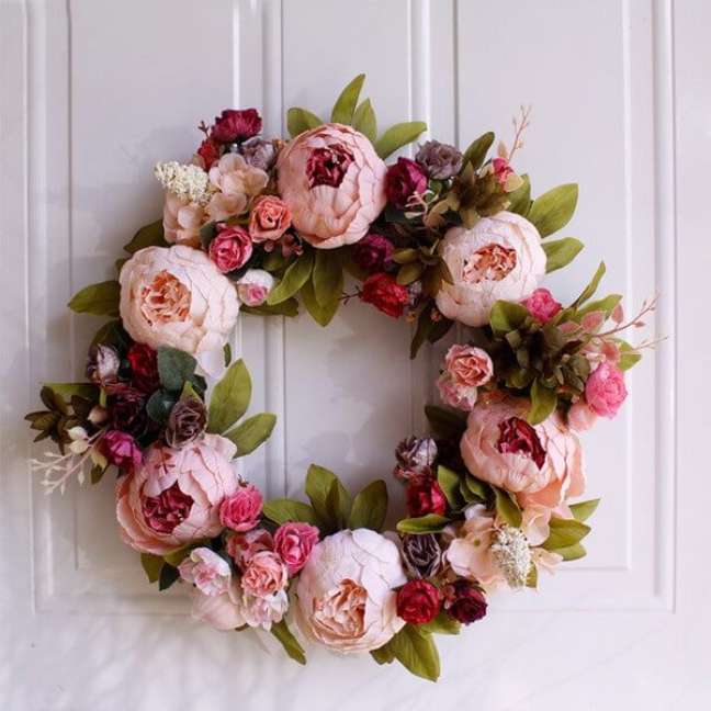 26. Guirlanda de natal feita com flores de Peônia rosa. Fonte: Pinterest