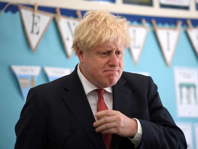 Primeiro-ministro britânico, Boris Johnson, durante visita a escola em Kent
20/07/2020 Jeremy Selwyn/Pool via REUTERS