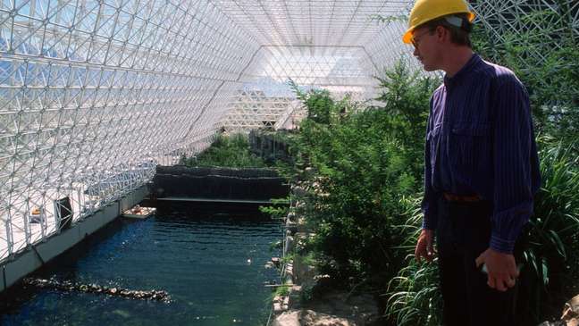Biosfera 2 reproduziu vários ecossistemas terrestres, como um bosque tropical e um oceano com corais.