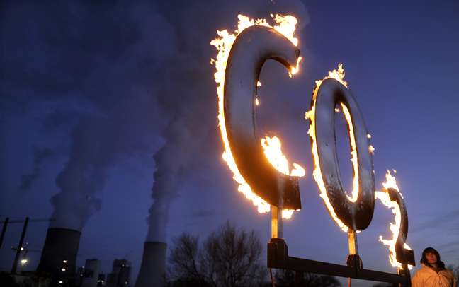 Ativistas do Greenpeace protestam contra emissão de CO2 em frente a usina de energia na Alemanha
17/11/2008
REUTERS/Kai Pfaffenbach