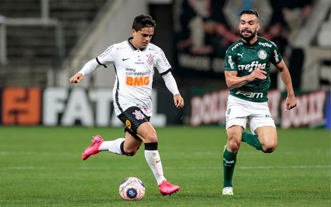Bruno Henrique em disputa de bola com Fágner - Foto: Rodrigo Coca/Corinthians