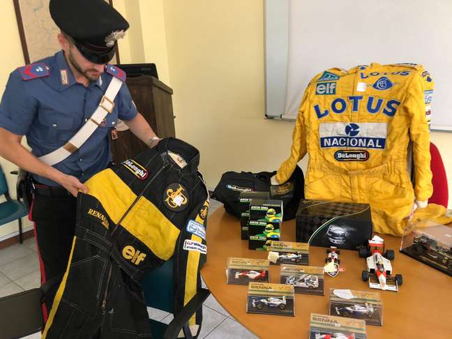 Polícia italiana apresenta itens de colecionador recuperados após furto em 11 de julho 