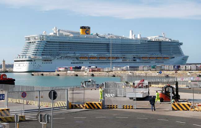 O navio de cruzeiro Costa Smeralda, da Costa Crociere, com cerca de 6.000 passageiros, atracado no porto italiano de Civitavecchia, em janeiro deste ano