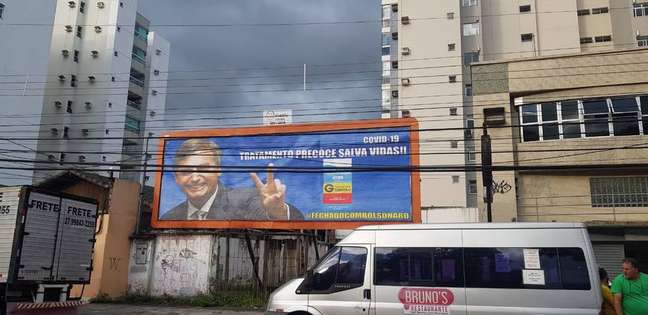 O outdoor com a foto do presidente Jair Bolsonaro foi instalado na frente de uma farmácia em uma movimentada avenida do bairro Jardim Camburi, o mais populoso de Vitória