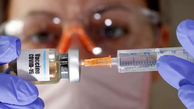 As grandes potências firmaram contratos multimilionários com laboratórios para garantir o fornecimento de vacinas contra o coronavírus.