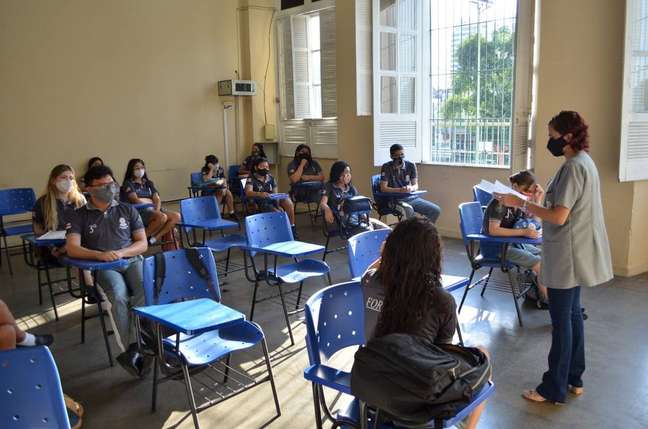 Ao todo, 123 escolas do Ensino Médio retomaram as aulas nas redes estaduais de Manaus.