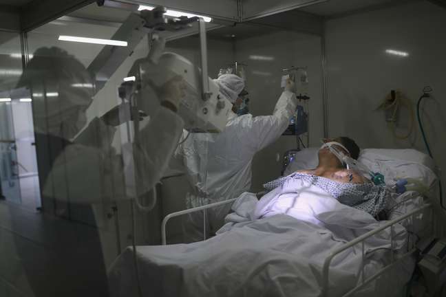 Paciente com Covid-19 em hospital de campanha em Guarulhos (SP) 
12/05/2020
REUTERS/Amanda Perobelli