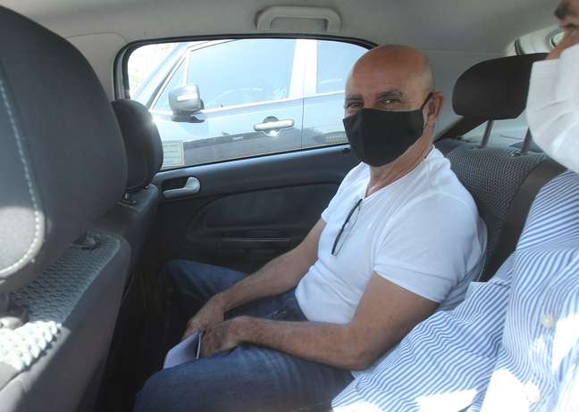 Fabrício Queiroz é visto dentro de um carro do Tribunal de Justiça do Rio (TJRJ) ao deixar o condomínio onde mora na Taquara, na zona oeste da cidade