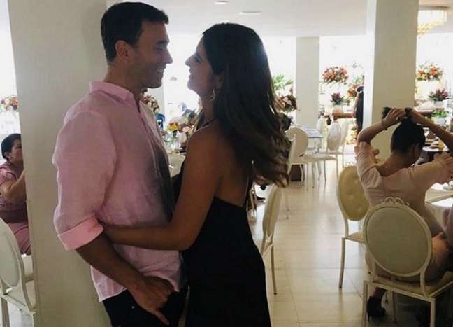 Serginho entrevistou o casal no 'Altas Horas' (Foto: Reprodução / Globo)
