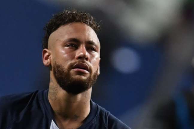 Neymar caiu no choro após o jogo (Foto: DAVID RAMOS / POOL / AFP)