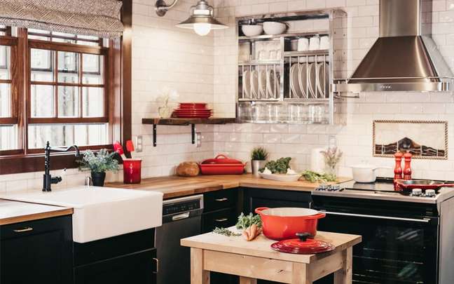 Cozinha preta, branca e vermelha
