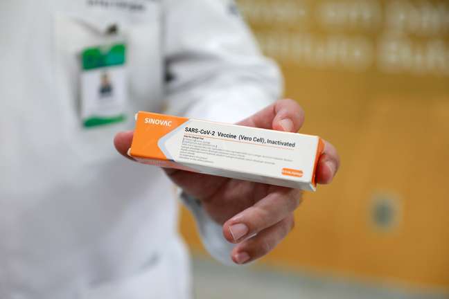 Profissional de saúde segura caixa de potencial vacina contra Covid-19 da chinesa Sinovac durante testes em Porto Alegre
08/08/2020 REUTERS/Diego Vara