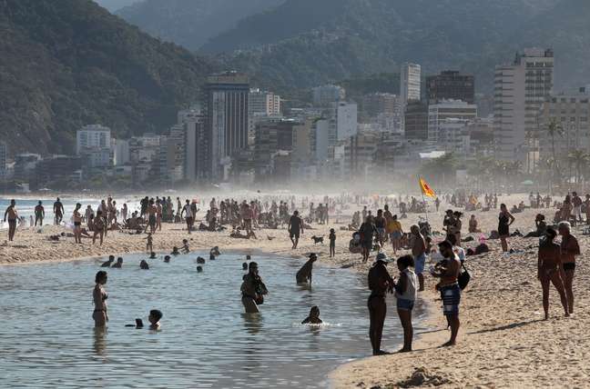 Banhistas na praia de Ipanema, no Rio de Janeiro, em meio à pandemia do novo coronavírus
09/08/2020
REUTERS/Ian Cheibub