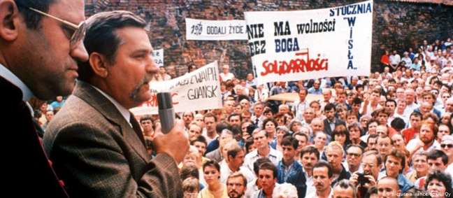 Lech Walesa fala aos trabalhadores do Estaleiro Lenin em Gdansk, em agosto de 1980