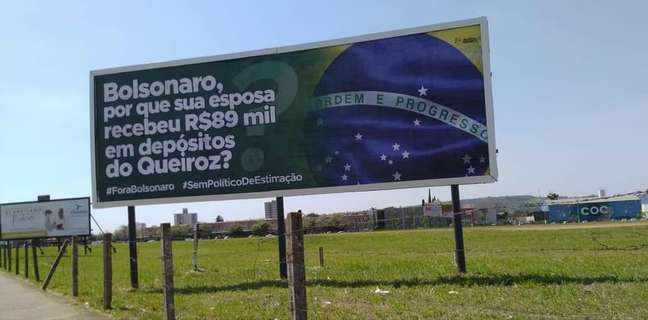 Outdoor em Rio Claro, no interior de São Paulo, questiona valor recebido por Michelle Bolsonaro 