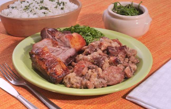 Guia da Cozinha - 7 receitas com feijão tropeiro para quem é fã de comida brasileira Guia da Cozinha - 7 receitas com feijão tropeiro para quem é fã de comida brasileira