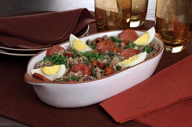 Guia da Cozinha - 7 receitas com feijão tropeiro para quem é fã de comida brasileira Guia da Cozinha - 7 receitas com feijão tropeiro para quem é fã de comida brasileira