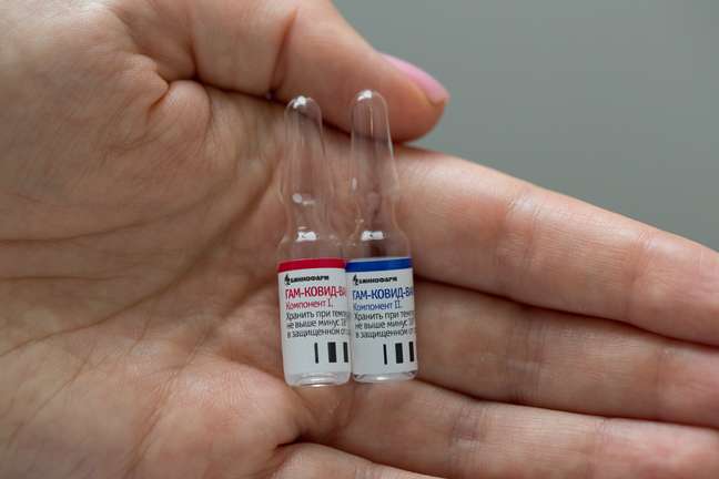 Funcionário mostra frascos com potencial vacina russa contra Covid-19 perto de Moscou
07/08/2020 Fundo Russo de Investimento Direto/Andrey Rudakov/Divulgação via REUTERS


