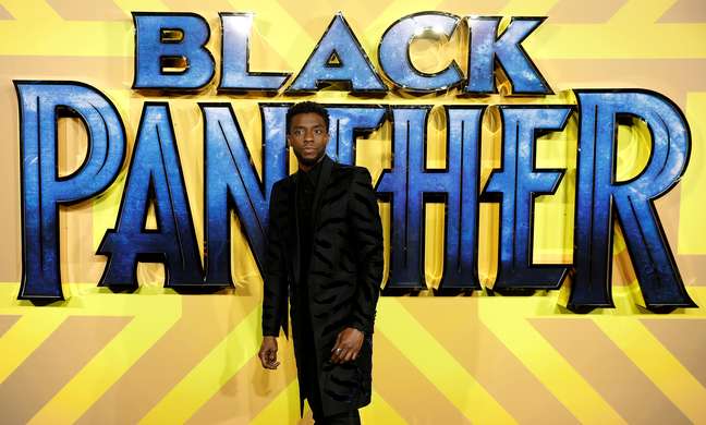Ator Chadwick Boseman posa para foto na estreia de "Pantera Negra" em Londres
08/02/2018
REUTERS/Peter Nicholls/