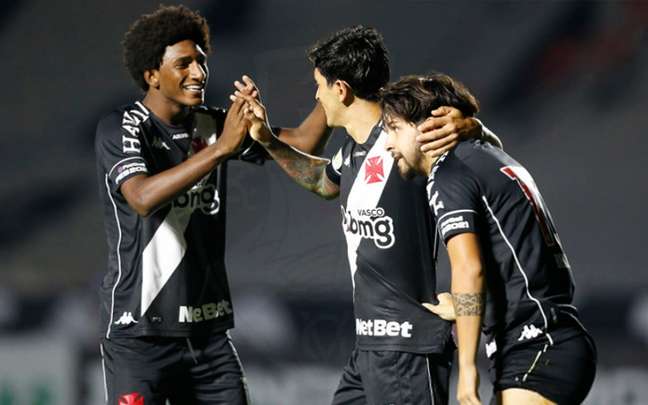 Cano (ao centro) garantiu a vitória do Vasco sobre o Athletico (Foto: Rafael Ribeiro/Vasco)