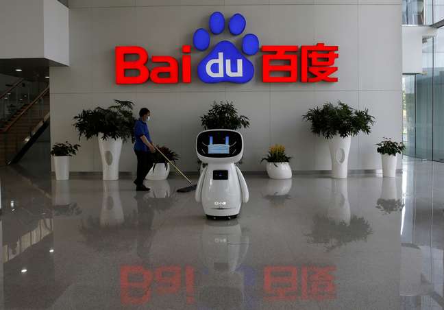 Vista de saguão em prédio do Baidu, com um robô. 18/5/2020. REUTERS/Tingshu Wang