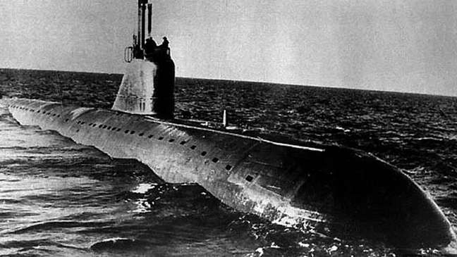 Alguns submarinos soviéticos, como o K-159, semelhante a este da imagem, estão apodrecendo no fundo do mar