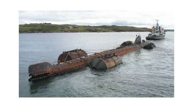 A operação de reboque do K-159 foi afetada pelo mau tempo e o submarino acabou afundado