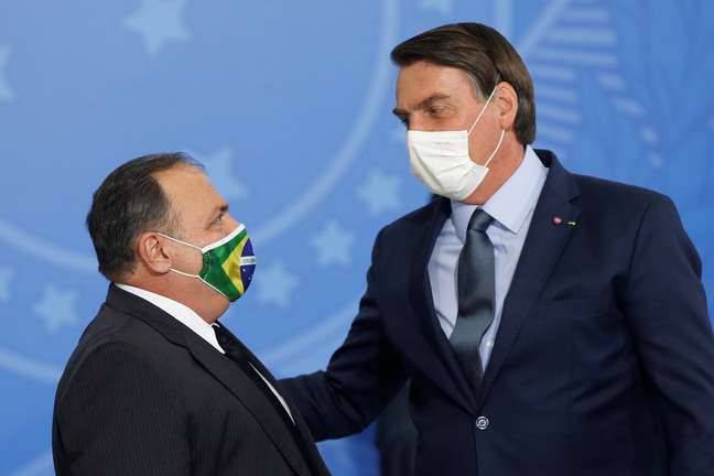 Bolsonaro cumprimenta Pazuello em cerimônia de efetivação do general como ministro da Saúde
16/09/2020
REUTERS/Adriano Machado