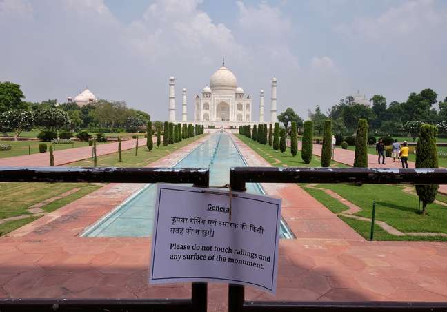 Bilhete de alerta em frente ao Taj Mahal, em Agra, na Índia
21/09/2020 REUTERS/Alasdair Pal