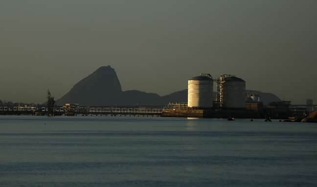 Tanques para armazenamento de gás natural na Baía de Guanabara, Rio de Janeiro 
19/11/2014
REUTERS/Pilar Olivares