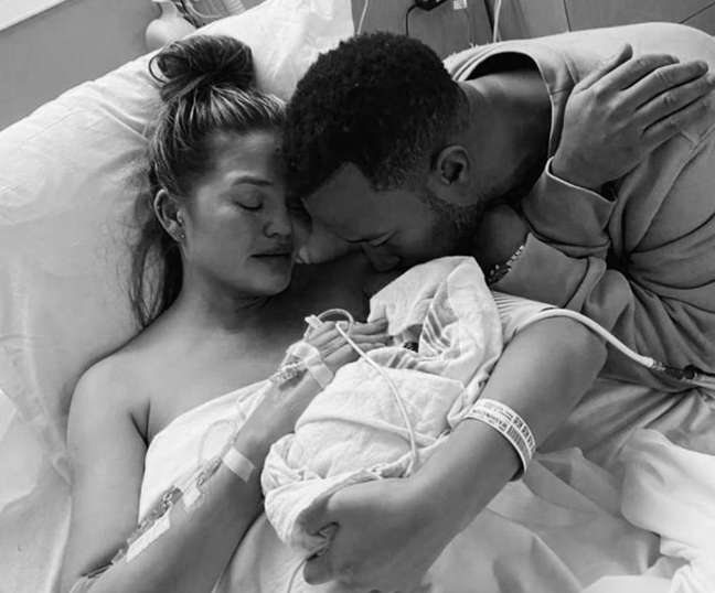 A modelo Chrissy Teigen e o cantor John Legend seguram Jack, que não sobreviveu após o parto
