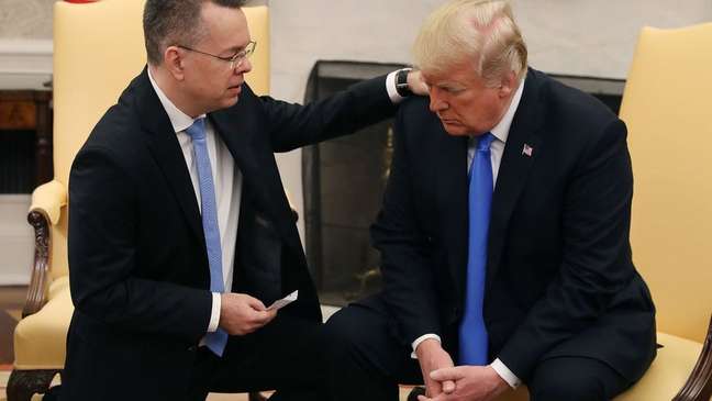 Donald Trump com o pastor cristão evangélico Andrew Brunson orando no Salão Oval em 2018. Brunson passou dois anos em uma prisão turca sob acusação de espionagem e terrorismo