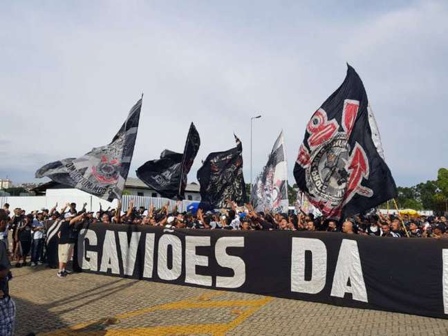 Gaviões da Fiel protestou em frente ao CT Joaquim Grava, nesta terça (Foto: Guilherme Amaro/Lancepress)