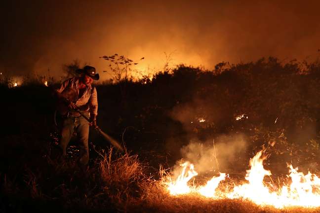 Trabalhador de uma fazenda em Poconé (MT) tenta controlar foco de incêndio no Pantanal
26/08/2020
REUTERS/Amanda Perobelli
