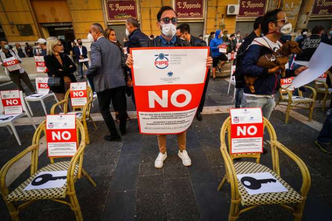 Protesto contra possíveis restrições ao comércio em Nápoles