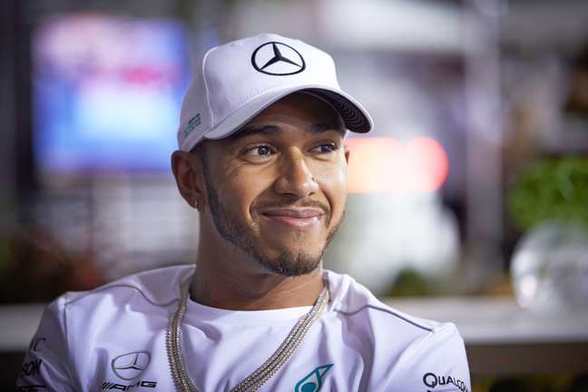 Lewis Hamilton, o maior piloto do momento, é único, sim, mas também é fruto do excesso de corridas e do paradigma mercantilista da F1.