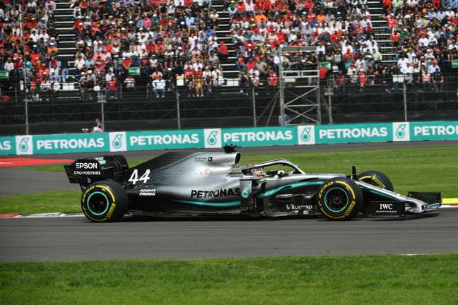 Hamilton e a Mercedes estão mergulhados num mundo em que nunca é possível ser feliz, porque sempre é possível ser “mais” feliz.