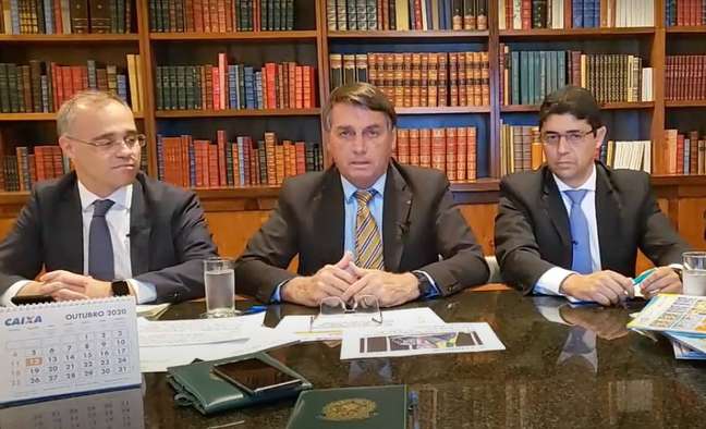 Presidente Jair Bolsonaro em transmissão ao vivo ao lado dos ministros André Mendonça e Wagner Rosário