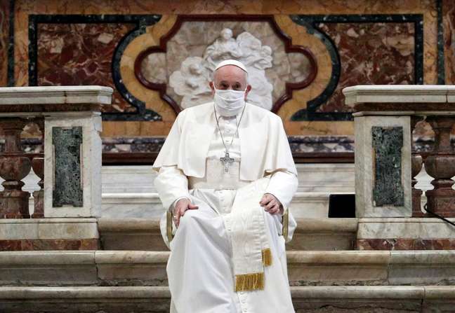 Papa Francisco usa máscara durante cerimônia em igreja em Roma
20/10/2020 REUTERS/Guglielmo Mangiapane