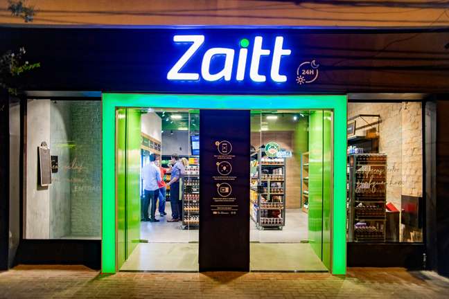 A loja autônoma da Zaitt funciona no esquema &#034;scan and go&#034;, em que o consumidor precisa ler códigos QR para entrar no mercado e comprar produtos