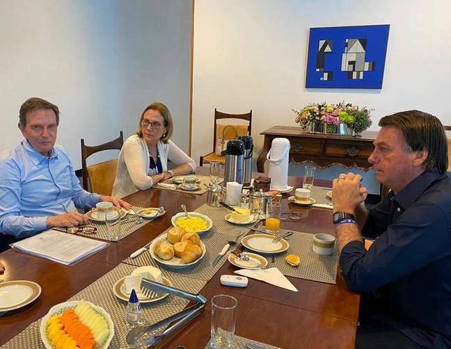 O prefeito Marcelo Crivella, que tenta a reeleição, e a mulher Sylvia tomam café da manhã com o presidente Jair Bolsonaro nesta sexta-feira, 30