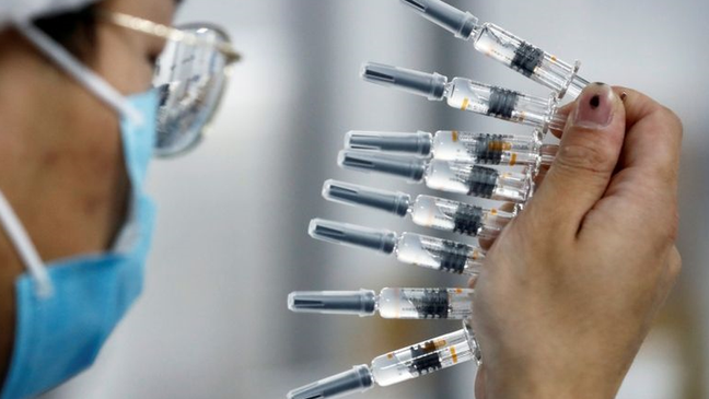 Funcionário da Sinovac em Pequim; paralisação de testes com vacina chinesa no Brasil foi alvo de controvérsias e diferentes versões