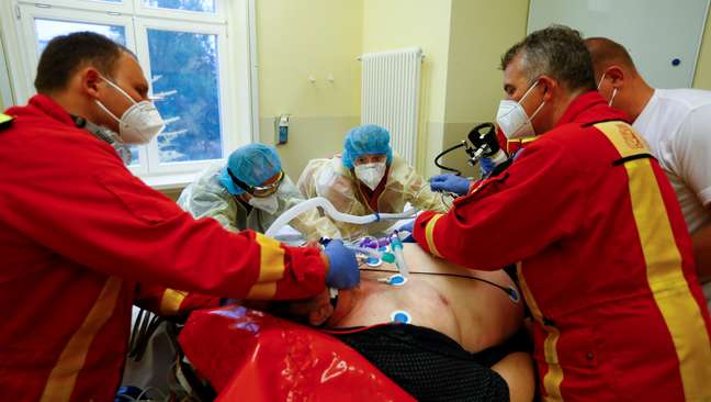 Equipe médica trata paciente com suspeita de Covid-19 em hopital em Berlim
20/10/2020
REUTERS/Fabrizio Bensch